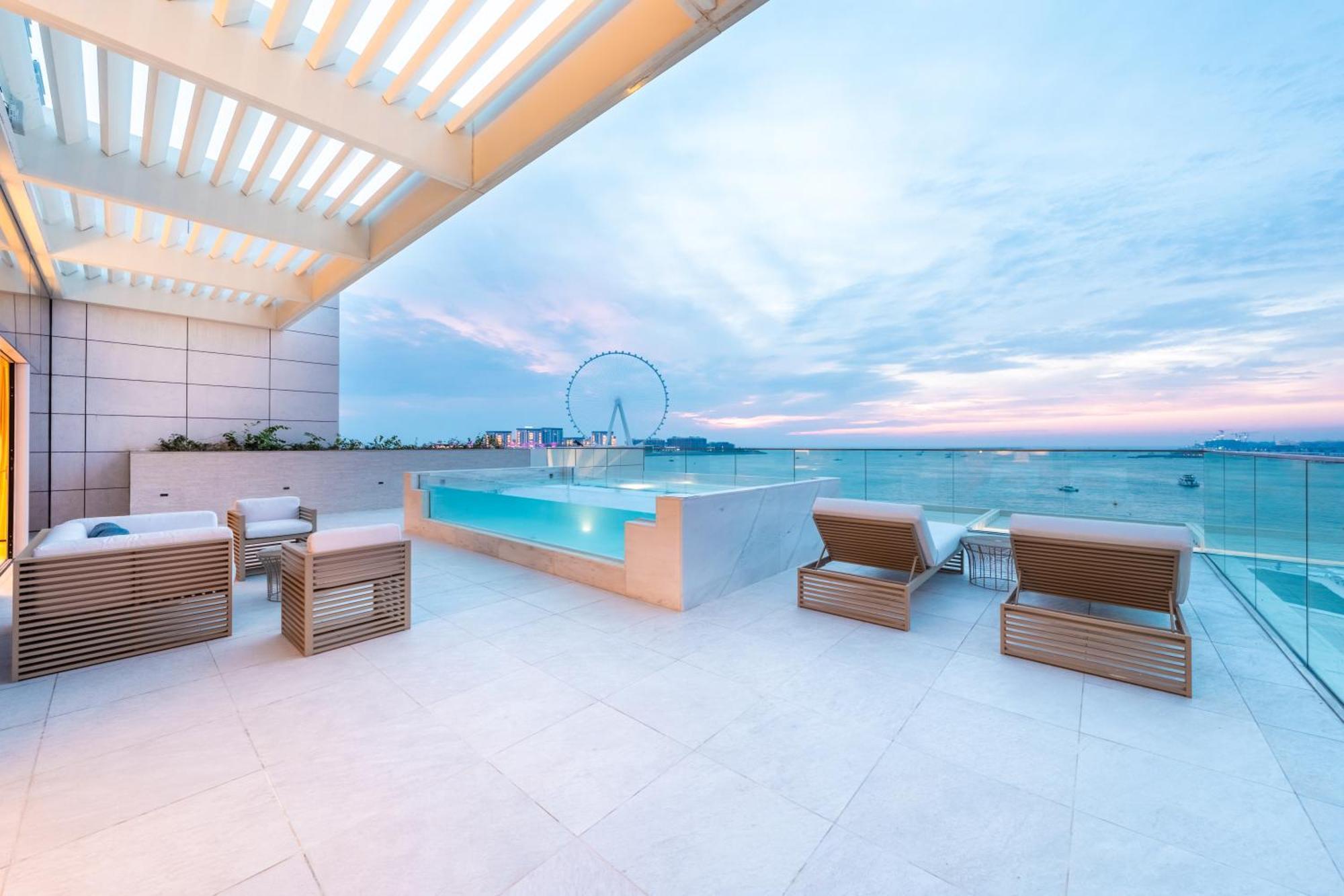 Five Luxe Hotel Dubai Exterior photo The rooftop pool at the hotel