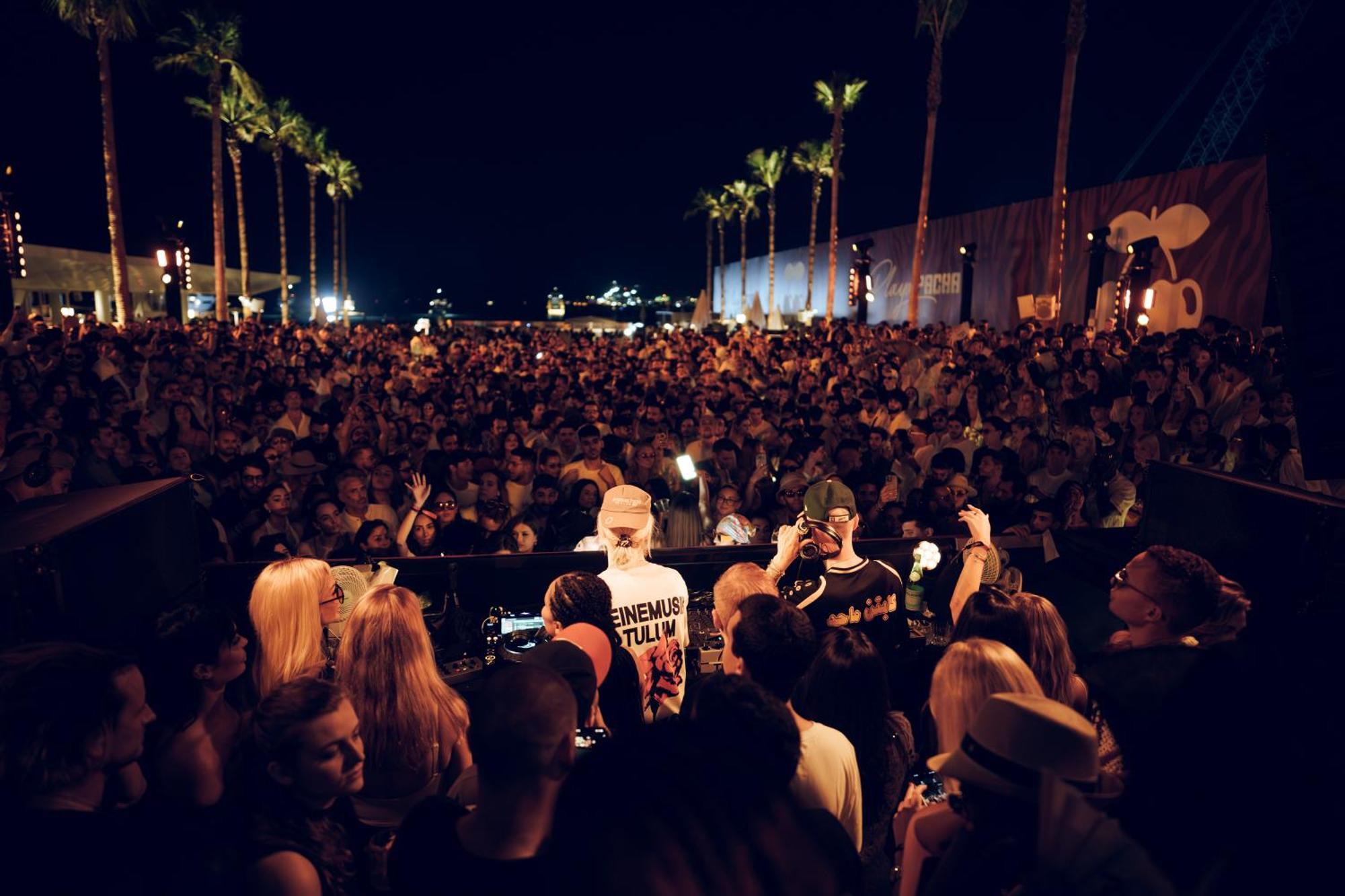 Five Luxe Hotel Dubai Exterior photo The crowd at the 2014 edition of the festival