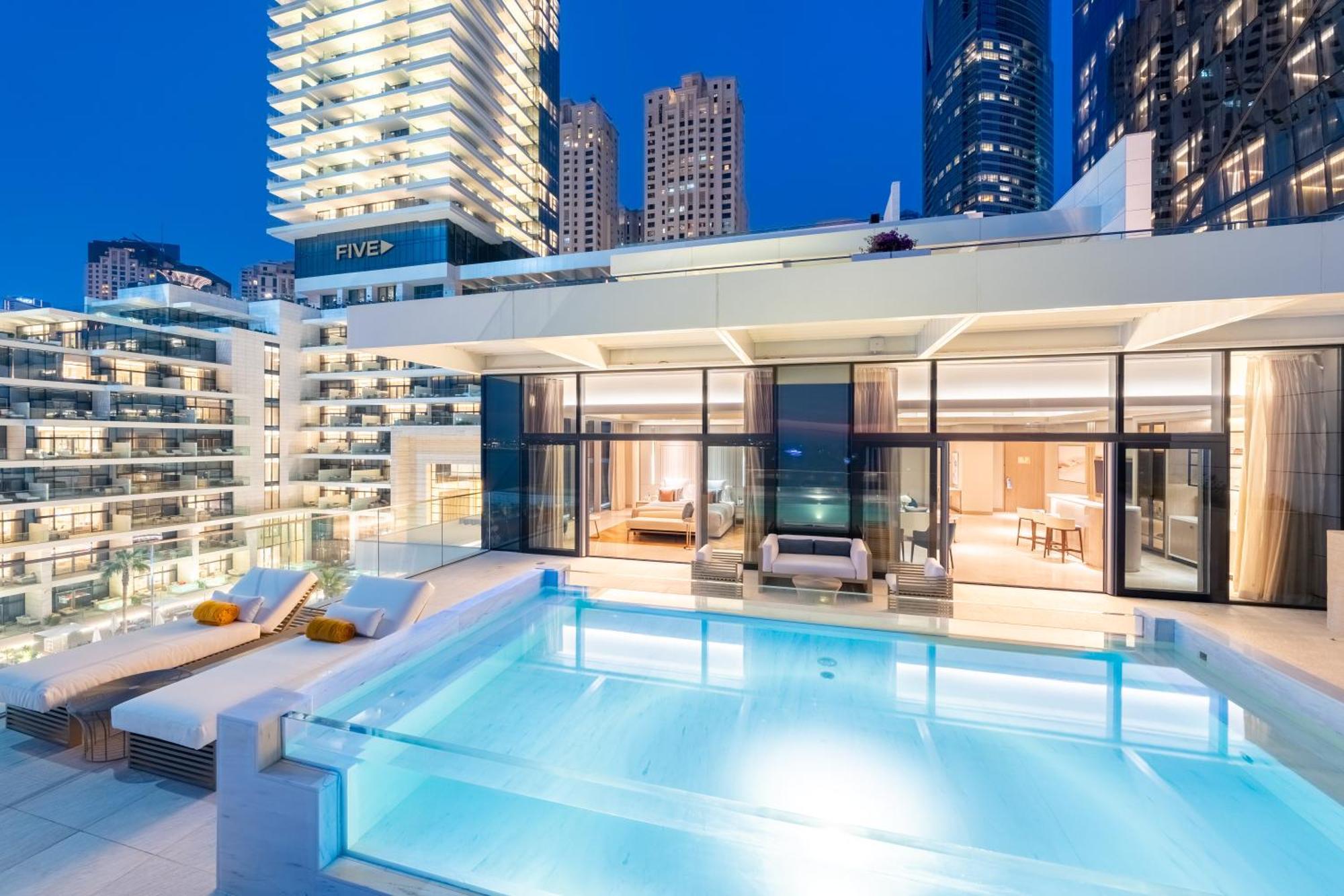 Five Luxe Hotel Dubai Exterior photo The swimming pool at the hotel