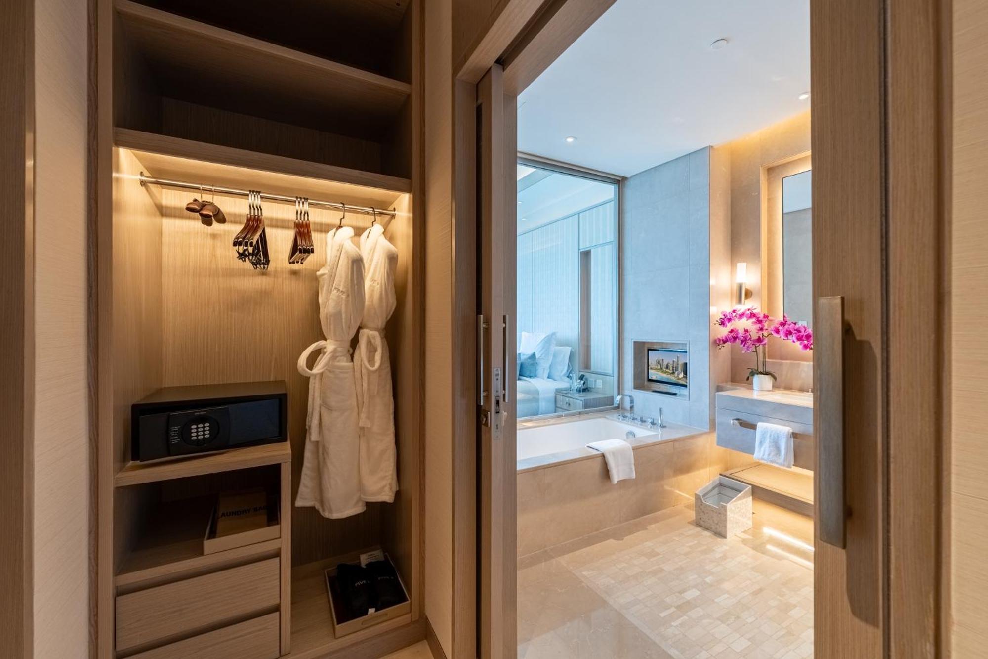 Five Luxe Hotel Dubai Exterior photo Bathroom