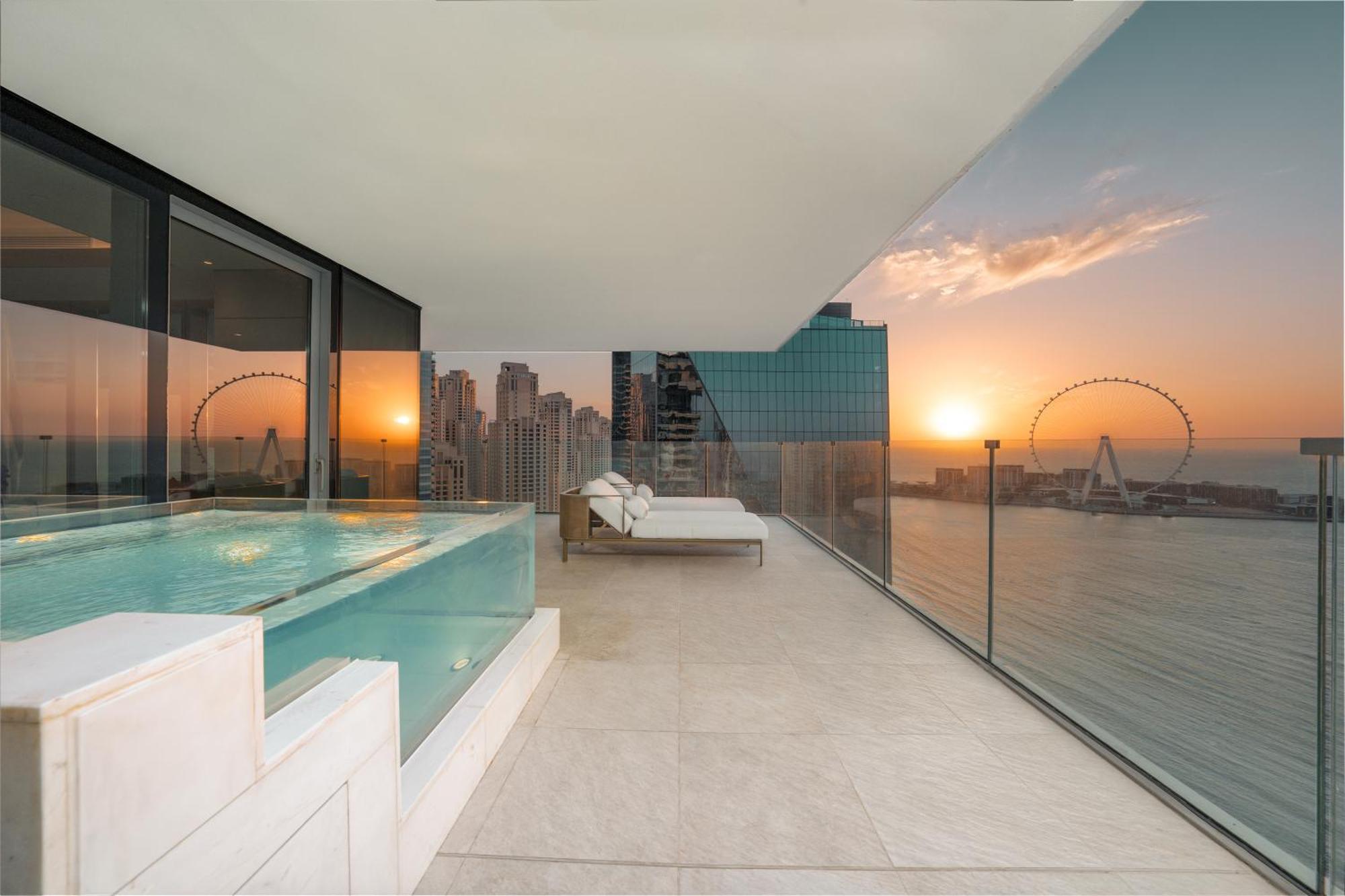 Five Luxe Hotel Dubai Exterior photo Sky Pool at The View