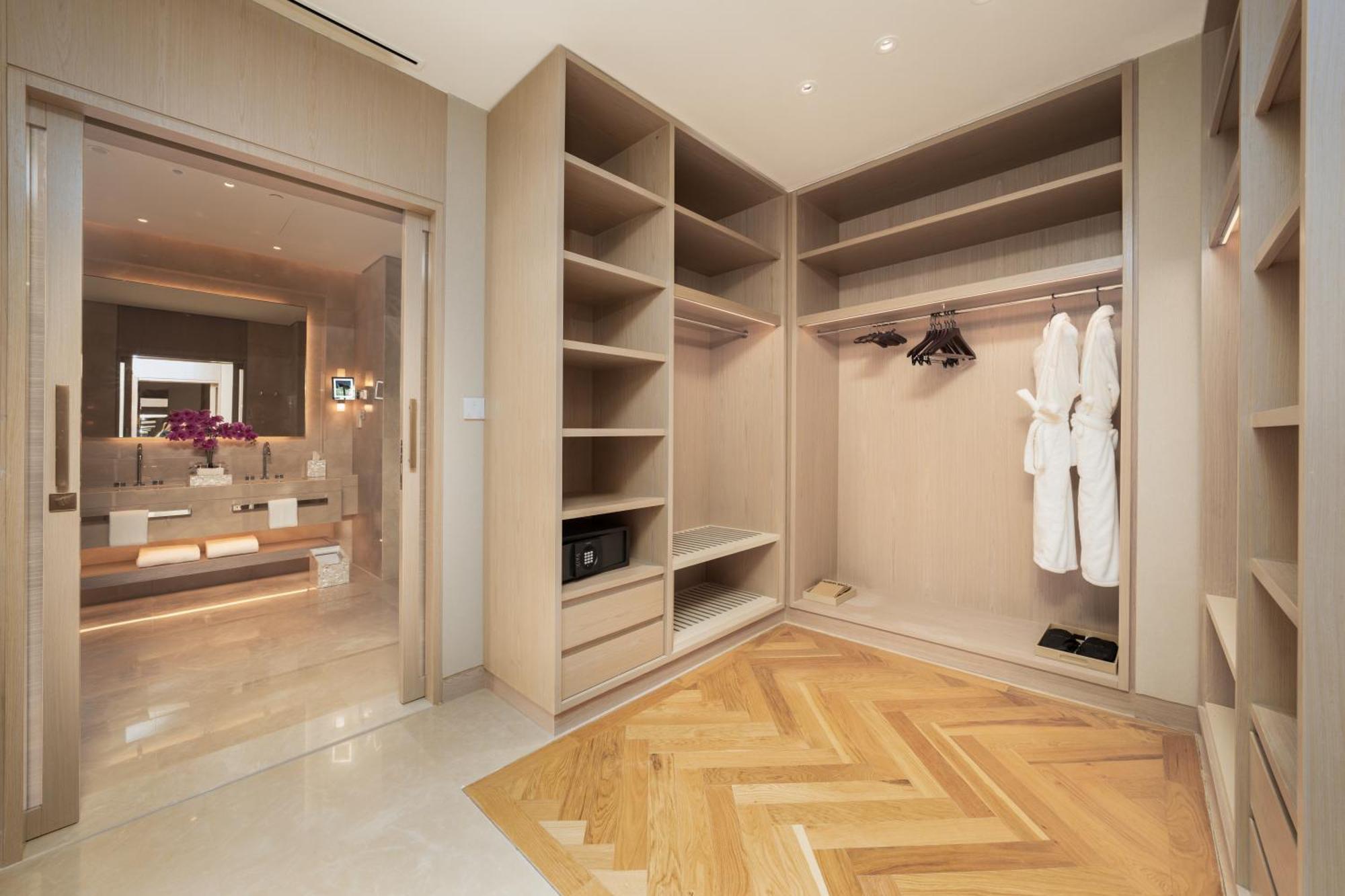 Five Luxe Hotel Dubai Exterior photo A walk-in closet