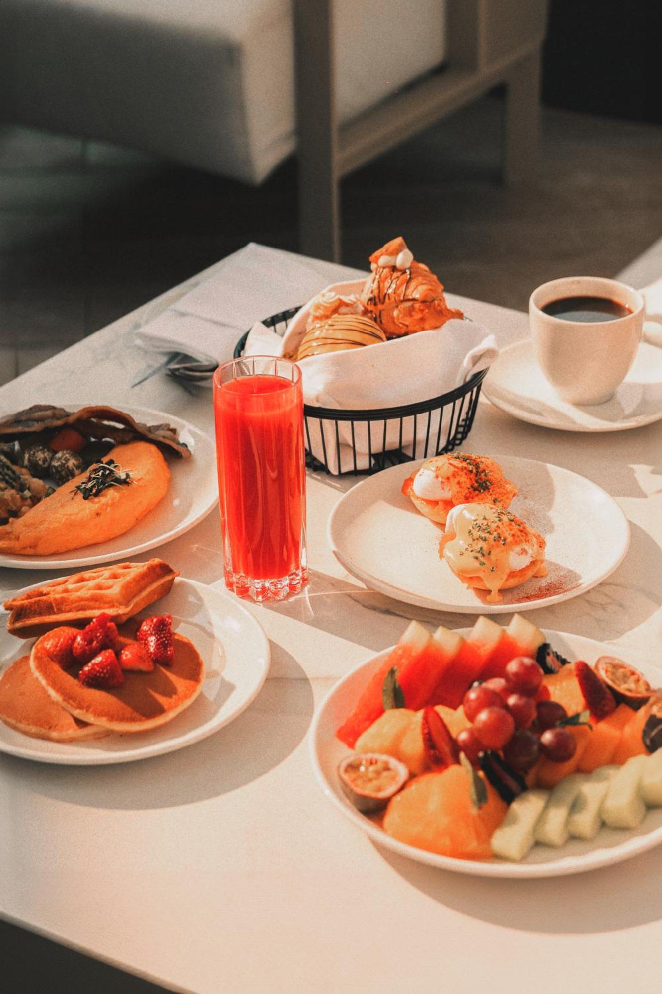 Five Luxe Hotel Dubai Exterior photo A typical breakfast